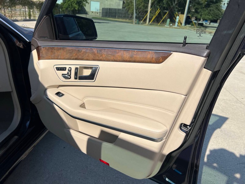 Mercedes-Benz E-Class Vehicle Full-screen Gallery Image 09