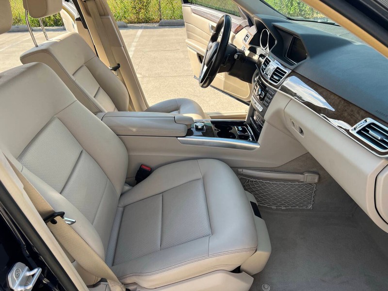 Mercedes-Benz E-Class Vehicle Full-screen Gallery Image 10