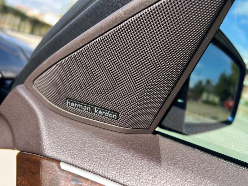 Mercedes-Benz E-Class Vehicle Full-screen Gallery Image 11