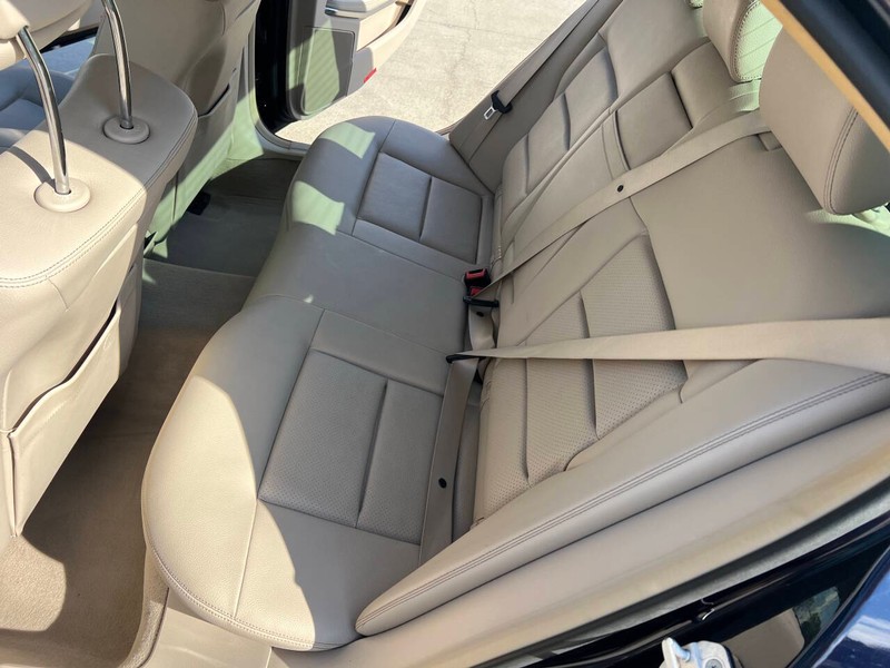 Mercedes-Benz E-Class Vehicle Full-screen Gallery Image 12