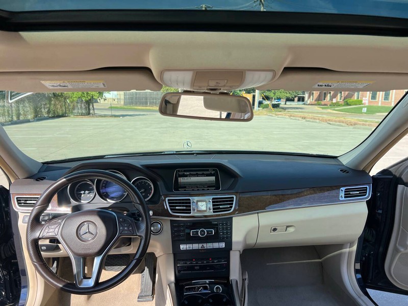 Mercedes-Benz E-Class Vehicle Full-screen Gallery Image 14