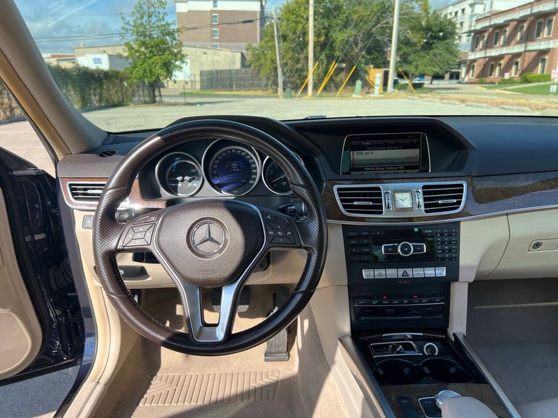 Mercedes-Benz E-Class Vehicle Full-screen Gallery Image 15