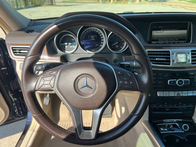 Mercedes-Benz E-Class Vehicle Full-screen Gallery Image 16