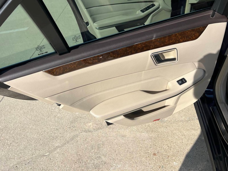Mercedes-Benz E-Class Vehicle Full-screen Gallery Image 17