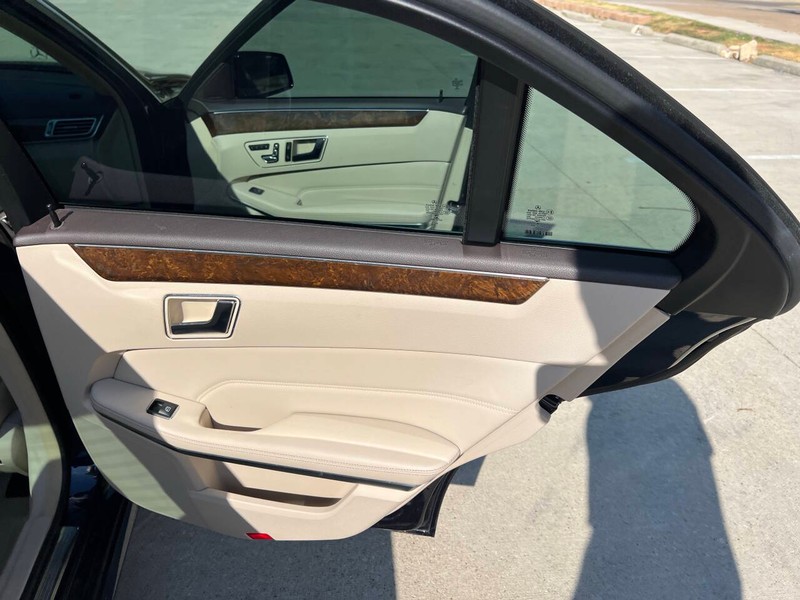 Mercedes-Benz E-Class Vehicle Full-screen Gallery Image 18