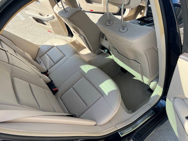 Mercedes-Benz E-Class Vehicle Full-screen Gallery Image 19