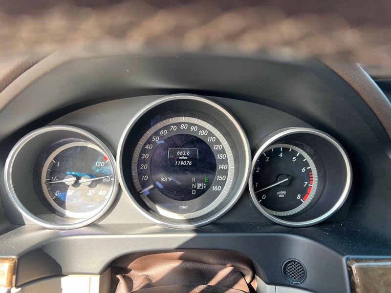 Mercedes-Benz E-Class Vehicle Full-screen Gallery Image 20