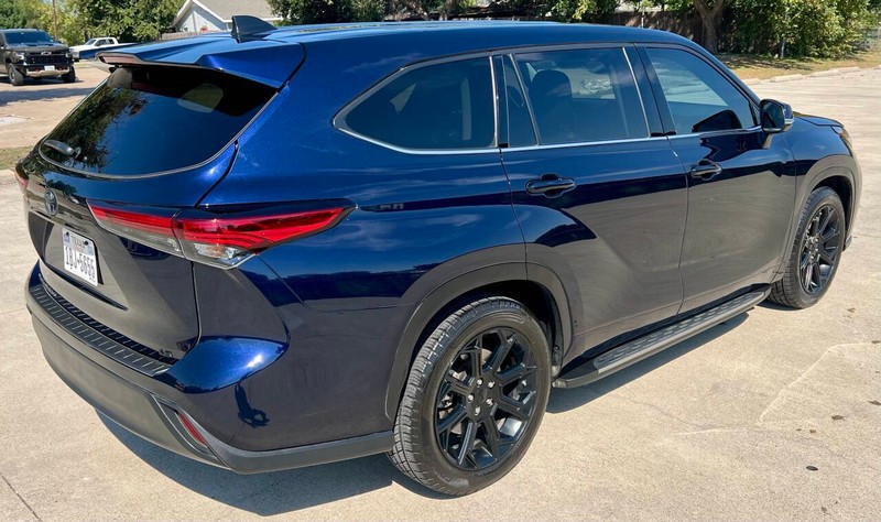 Toyota Highlander Vehicle Full-screen Gallery Image 03