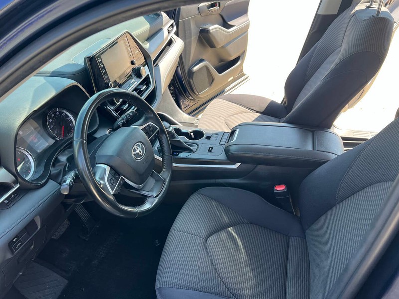 Toyota Highlander Vehicle Full-screen Gallery Image 11