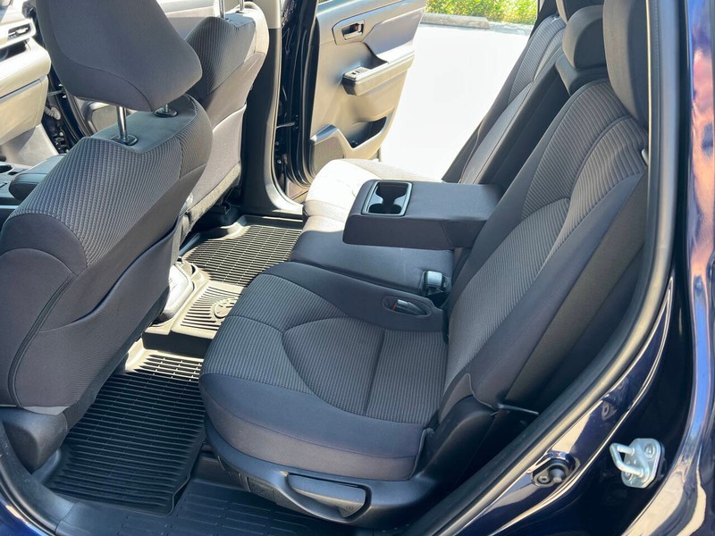 Toyota Highlander Vehicle Full-screen Gallery Image 12