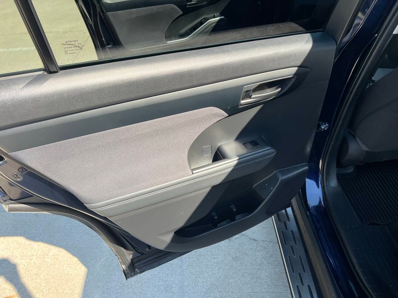 Toyota Highlander Vehicle Full-screen Gallery Image 14