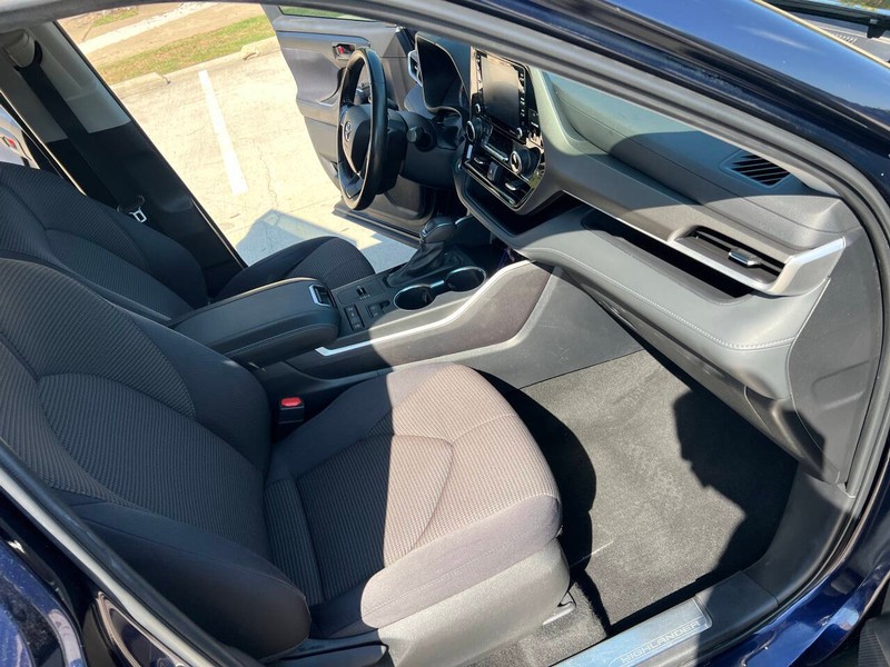 Toyota Highlander Vehicle Full-screen Gallery Image 16