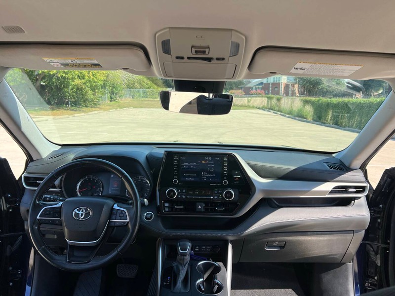 Toyota Highlander Vehicle Full-screen Gallery Image 17