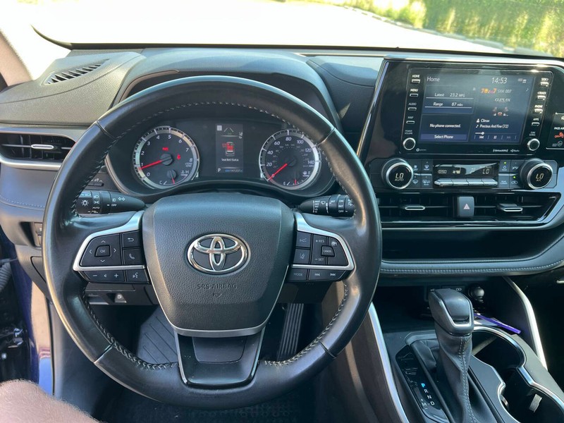 Toyota Highlander Vehicle Full-screen Gallery Image 21