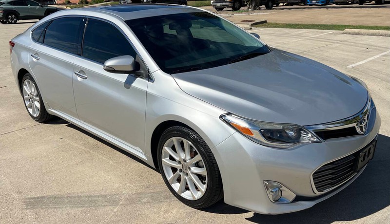 Toyota Avalon Vehicle Full-screen Gallery Image 01