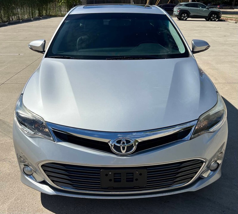 Toyota Avalon Vehicle Full-screen Gallery Image 02