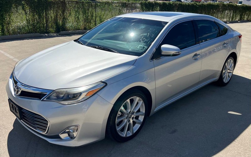 Toyota Avalon Vehicle Full-screen Gallery Image 03