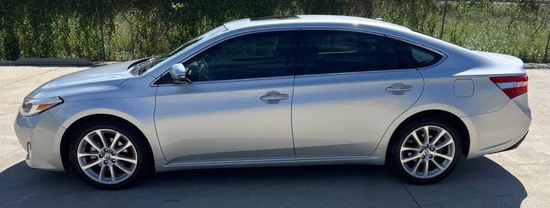 Toyota Avalon Vehicle Full-screen Gallery Image 04