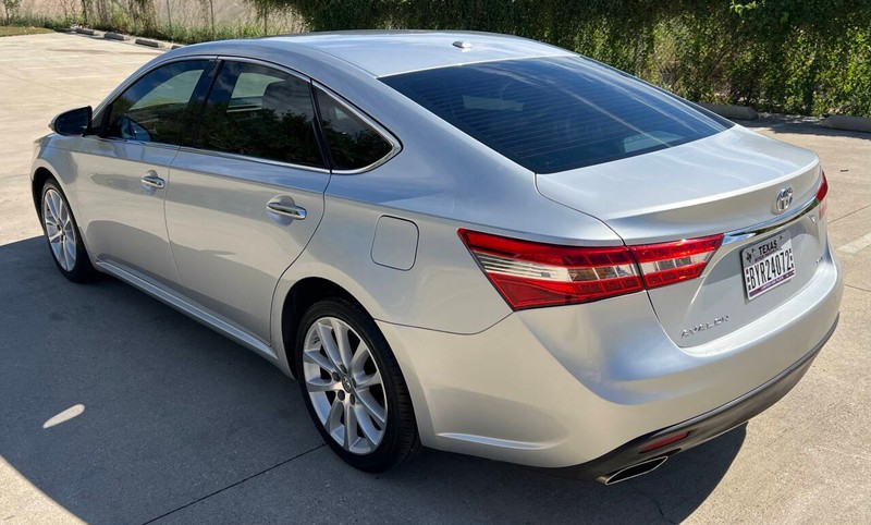 Toyota Avalon Vehicle Full-screen Gallery Image 05