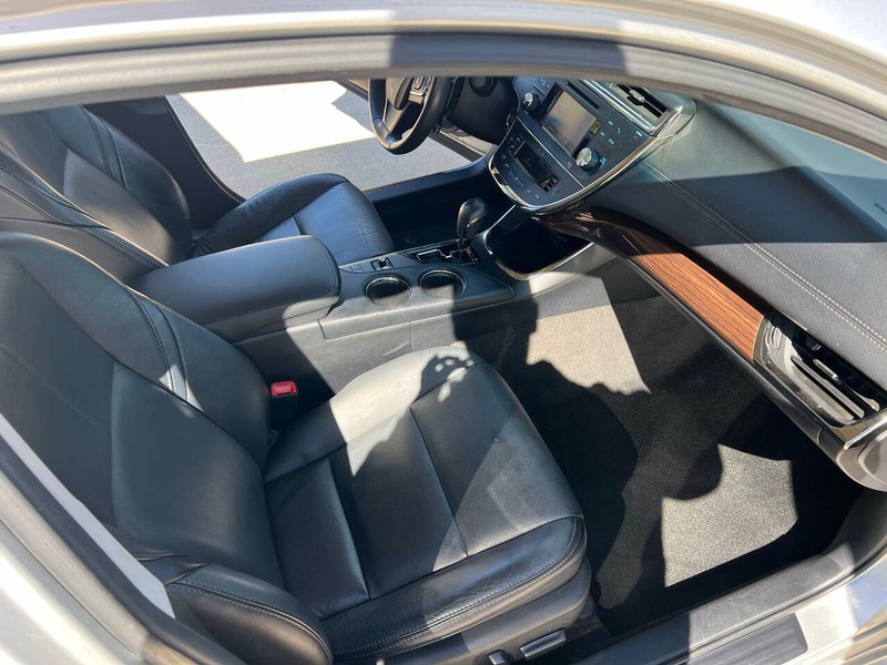 Toyota Avalon Vehicle Full-screen Gallery Image 06