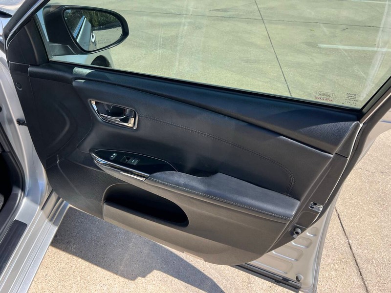 Toyota Avalon Vehicle Full-screen Gallery Image 07