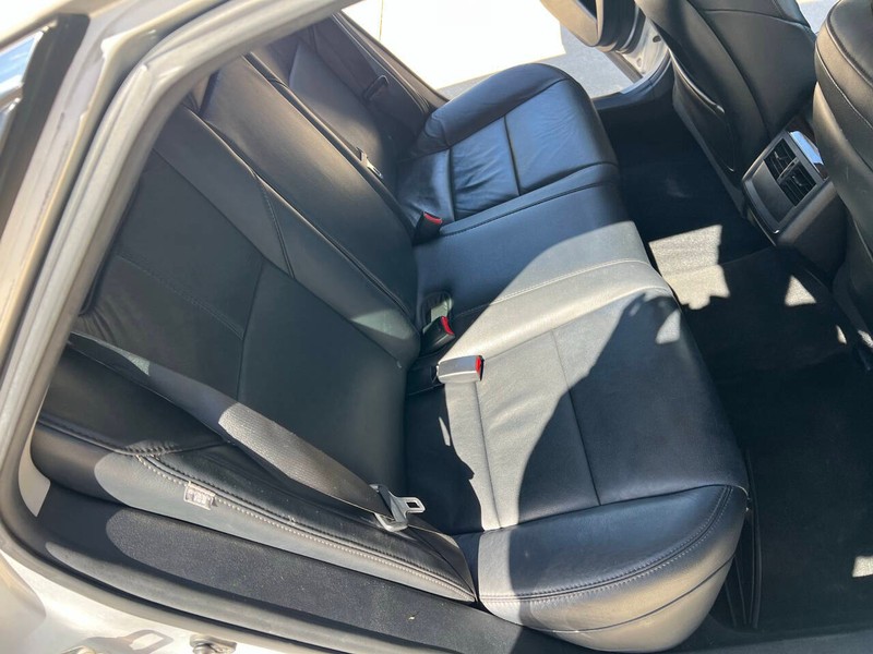 Toyota Avalon Vehicle Full-screen Gallery Image 08