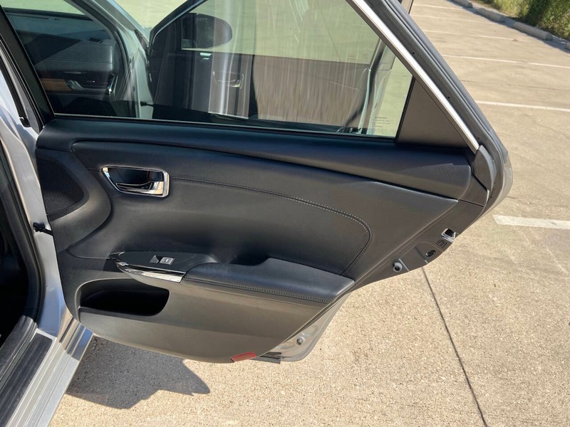 Toyota Avalon Vehicle Full-screen Gallery Image 09