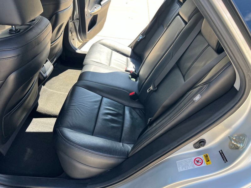 Toyota Avalon Vehicle Full-screen Gallery Image 11
