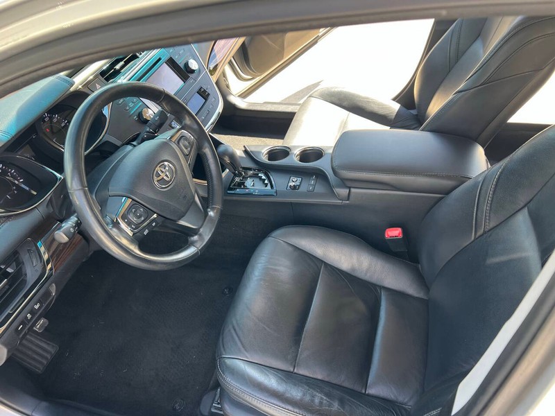 Toyota Avalon Vehicle Full-screen Gallery Image 12