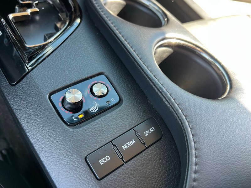 Toyota Avalon Vehicle Full-screen Gallery Image 13