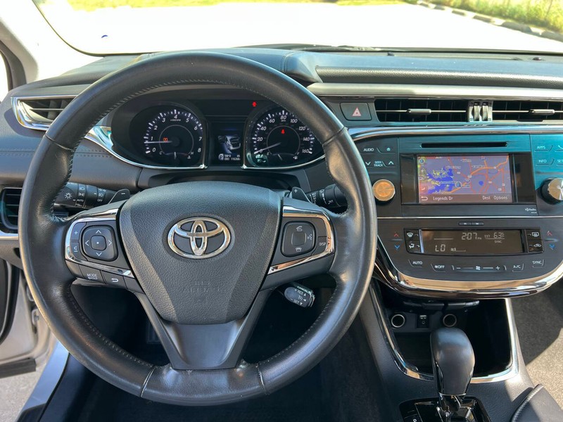 Toyota Avalon Vehicle Full-screen Gallery Image 15