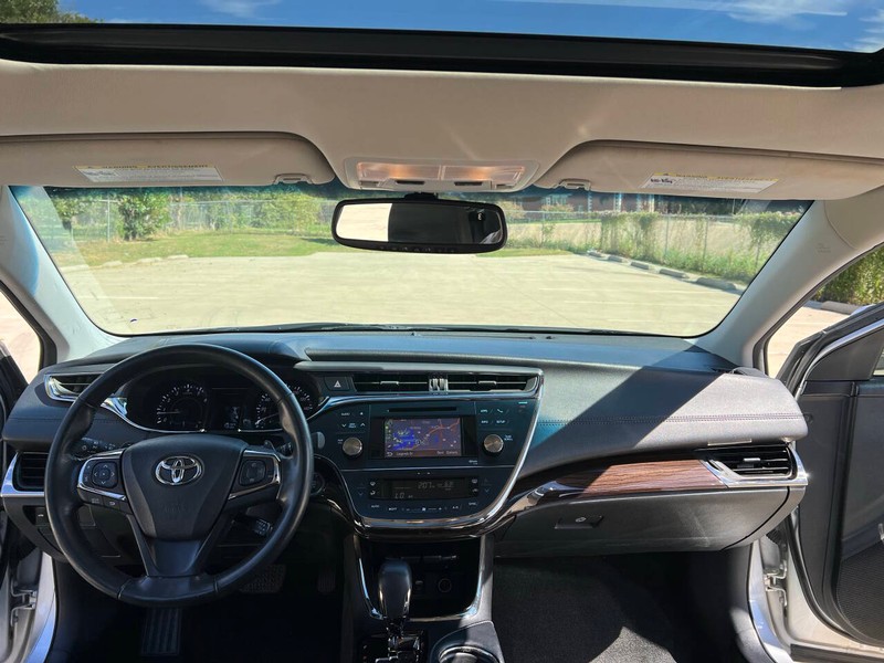 Toyota Avalon Vehicle Full-screen Gallery Image 16