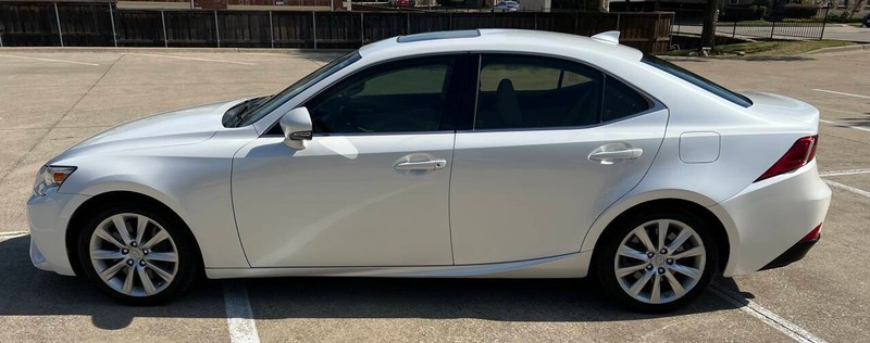 Lexus IS 200t Vehicle Full-screen Gallery Image 03