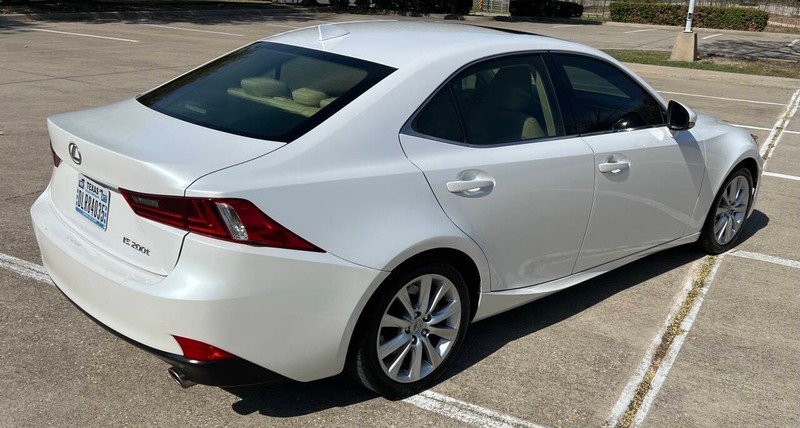 Lexus IS 200t Vehicle Full-screen Gallery Image 05