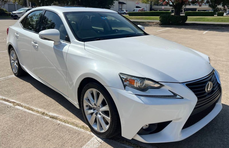 Lexus IS 200t Vehicle Full-screen Gallery Image 06