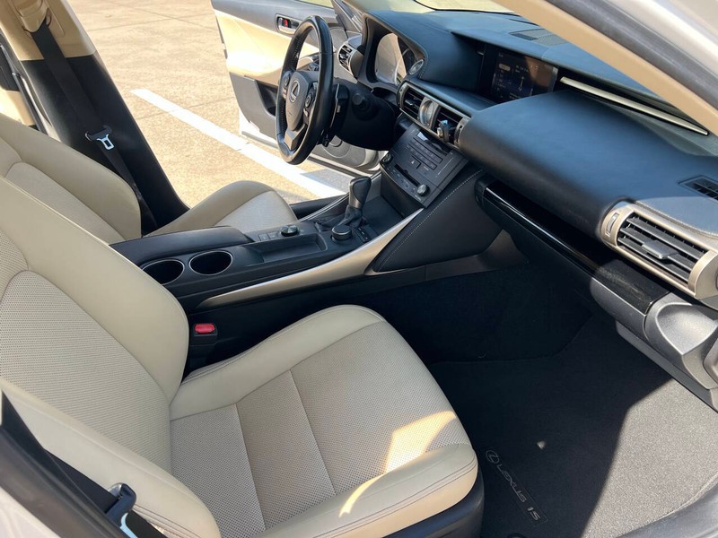 Lexus IS 200t Vehicle Full-screen Gallery Image 07