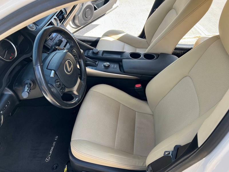 Lexus IS 200t Vehicle Full-screen Gallery Image 08