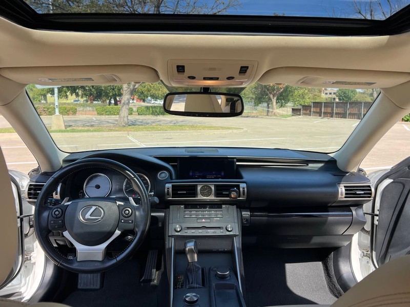 Lexus IS 200t Vehicle Full-screen Gallery Image 10