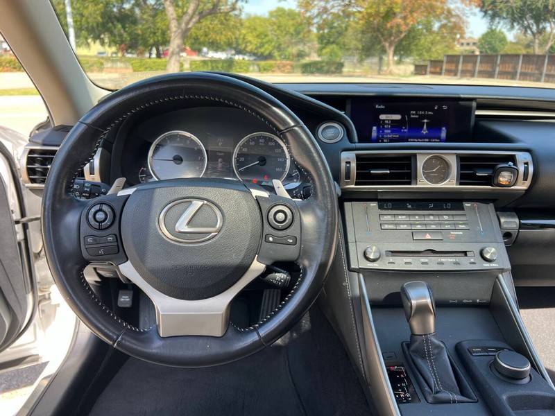 Lexus IS 200t Vehicle Full-screen Gallery Image 11