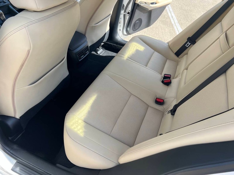 Lexus IS 200t Vehicle Full-screen Gallery Image 13