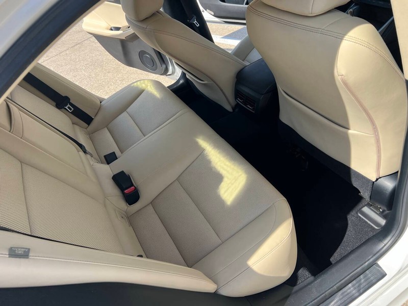 Lexus IS 200t Vehicle Full-screen Gallery Image 15