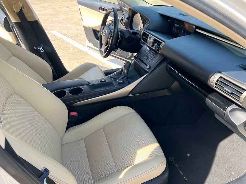 Lexus IS 200t Vehicle Full-screen Gallery Image 16