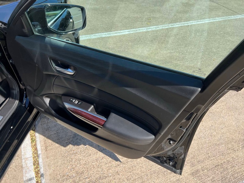 Acura TLX Vehicle Full-screen Gallery Image 10