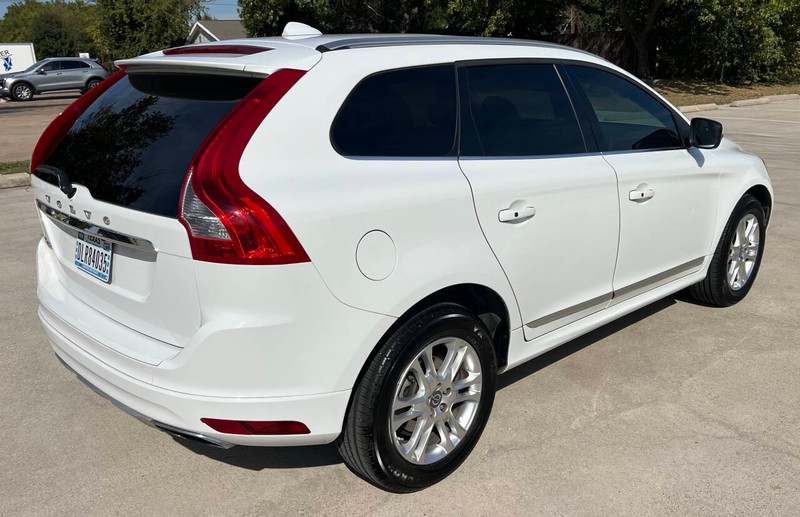 Volvo XC60 Vehicle Full-screen Gallery Image 02