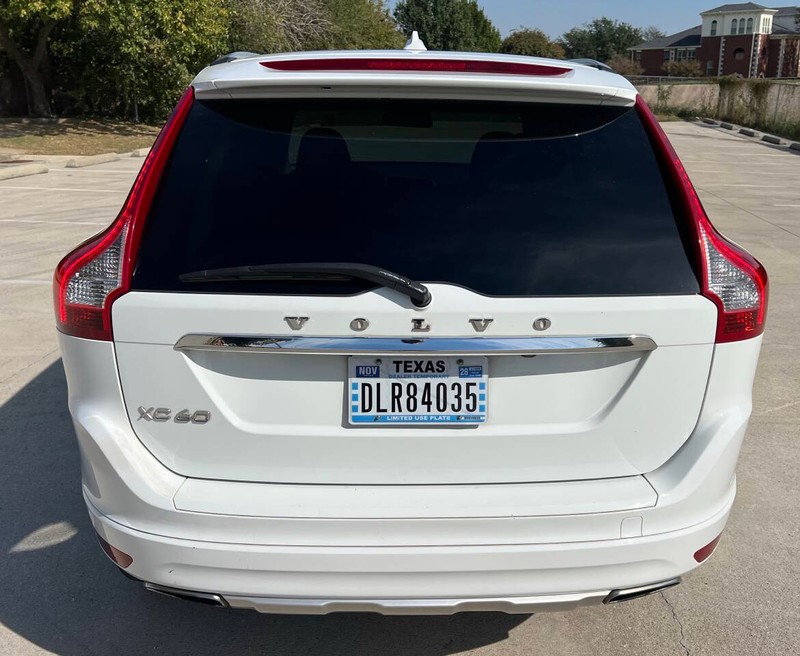 Volvo XC60 Vehicle Full-screen Gallery Image 03