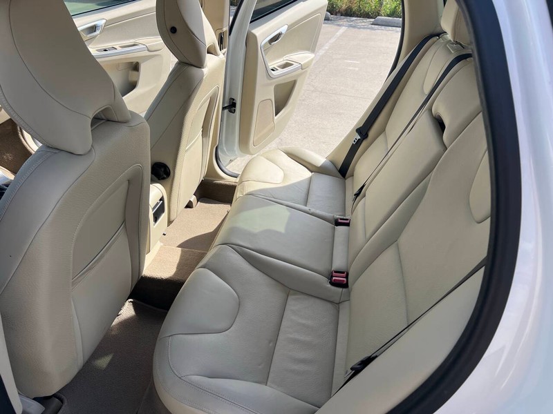Volvo XC60 Vehicle Full-screen Gallery Image 11