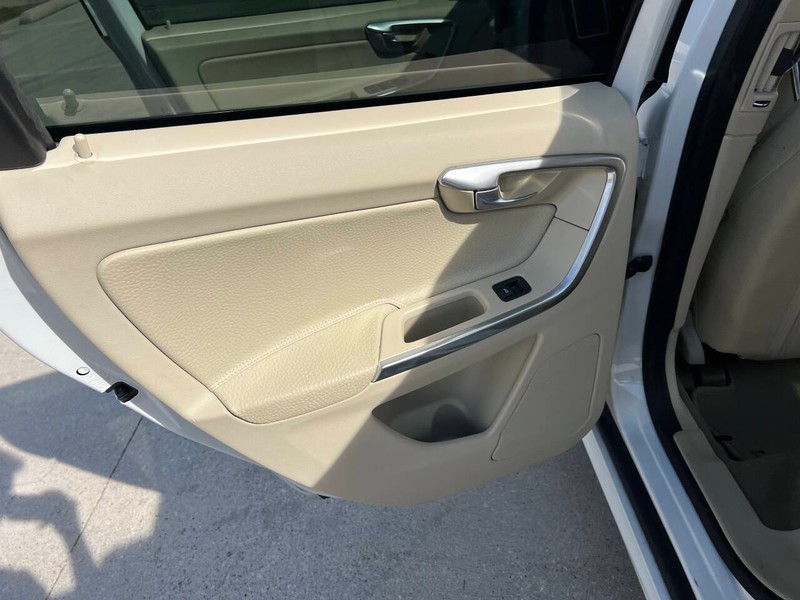 Volvo XC60 Vehicle Full-screen Gallery Image 12