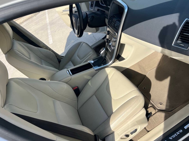 Volvo XC60 Vehicle Full-screen Gallery Image 14