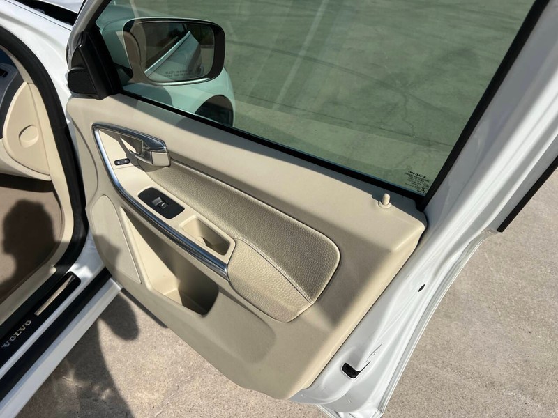 Volvo XC60 Vehicle Full-screen Gallery Image 15