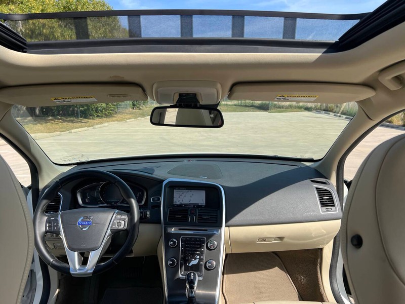 Volvo XC60 Vehicle Full-screen Gallery Image 16